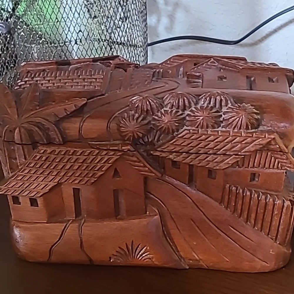 Honduras Mahogany Carved Box - Picture 7 of 7